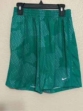 Nike Big Kids' Boys Size Large Dri-FIT Training Shorts Green